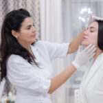 Zdjęcie przedstawia postęp w chirurgii plastycznej, z zastosowaniem nowoczesnych technologii, które umożliwiają bardziej precyzyjne zabiegi i szybki czas rekonwalescencji.