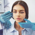 Zdjęcie przedstawia zabieg liftingu twarzy, który przywraca młodszy wygląd, redukując zmarszczki i poprawiając kontur twarzy poprzez napinanie skóry i tkanek.