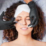 Zabieg z wykorzystaniem mało inwazyjnych technik chirurgii plastycznej dla naturalnych efektów.