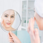 Zdjęcie przedstawia zabieg wykorzystujący komórki macierzyste w medycynie estetycznej, który regeneruje skórę, poprawia jej elastyczność i przywraca młodszy wygląd.