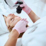 Zdjęcie przedstawia zabieg laseroterapii, który poprawia wygląd skóry, redukując zmarszczki i przebarwienia, oraz stymuluje jej naturalną regenerację.