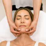 Zdjęcie przedstawia zabieg liftingu twarzy, który pomaga wygładzić zmarszczki i poprawić owal twarzy, przywracając jej młodszy wygląd.