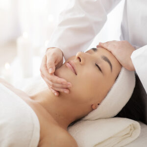 Nowoczesne techniki liftingu twarzy – bezinwazyjne metody poprawy owalu twarzy i wygładzenia skóry.