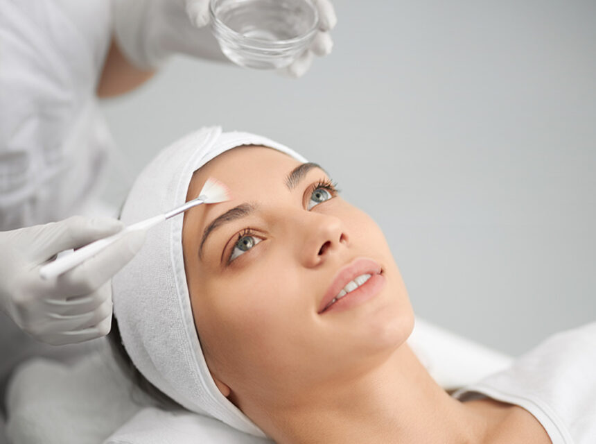 Zdjęcie przedstawia zabieg peelingu chemicznego, który poprawia kondycję skóry, usuwając martwy naskórek i stymulując regenerację, aby uzyskać gładką i promienną skórę.