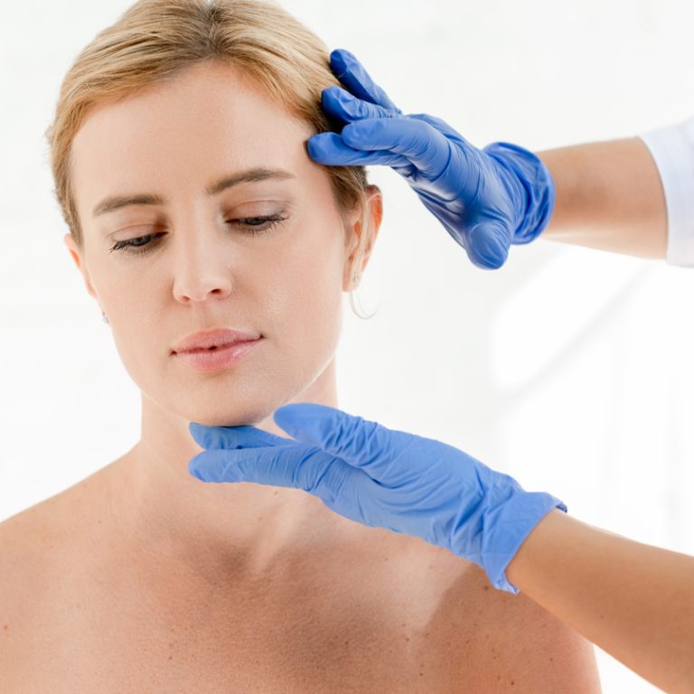 Zdjęcie przedstawia zabieg z wykorzystaniem naturalnych metod w medycynie estetycznej, takich jak mezoterapia czy terapia osoczem bogatopłytkowym, poprawiający wygląd skóry.