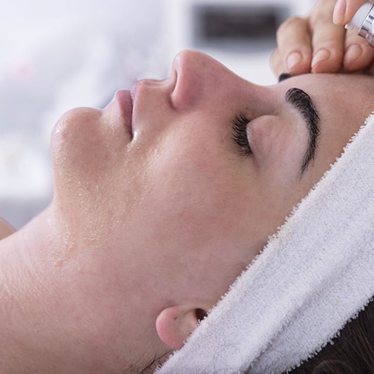 Zdjęcie przedstawia zabieg chirurgii plastycznej, który poprawia wygląd skóry, konturów twarzy lub ciała, przywracając pacjentom pewność siebie i poprawiając ich komfort życia.