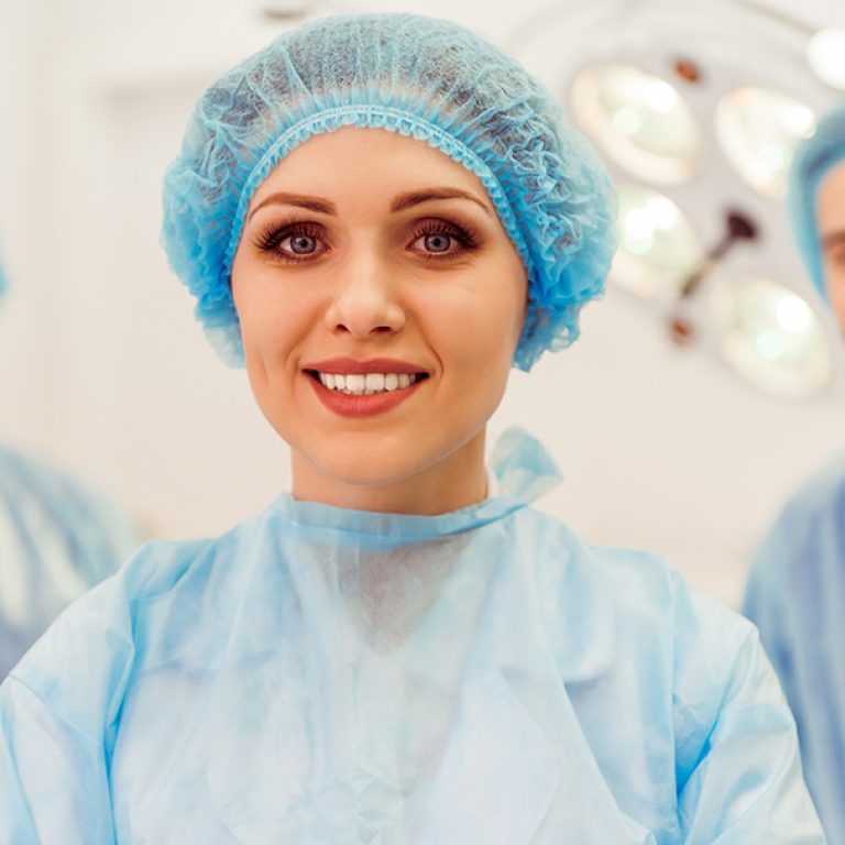 Zdjęcie przedstawia różnorodne podejścia do chirurgii plastycznej w różnych kulturach, pokazując, jak te zabiegi są stosowane w różnych częściach świata, aby poprawić estetykę ciała i zdrowie pacjentów.