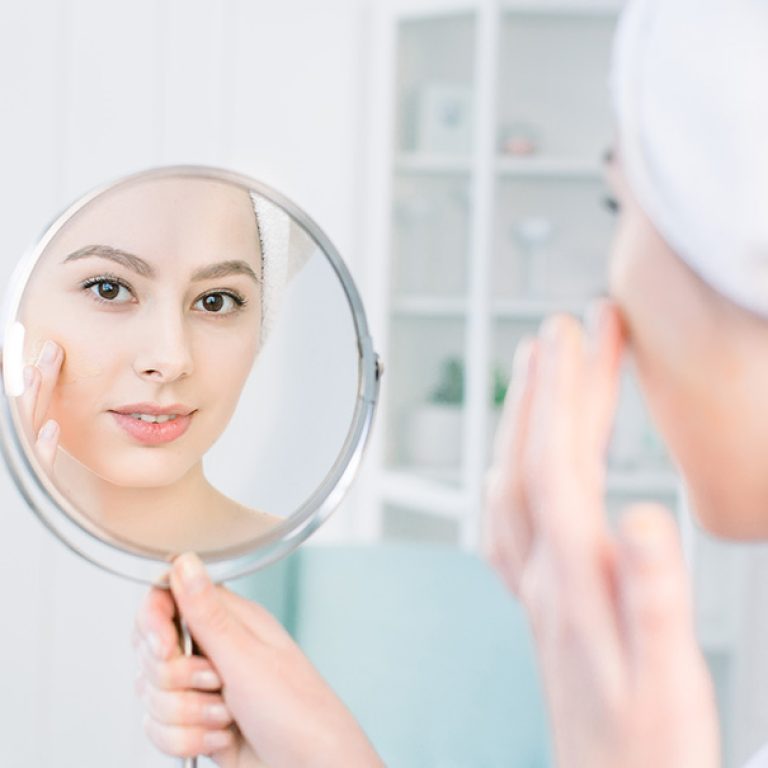 Zdjęcie przedstawia zabieg wykorzystujący komórki macierzyste w medycynie estetycznej, który regeneruje skórę, poprawia jej elastyczność i przywraca młodszy wygląd.