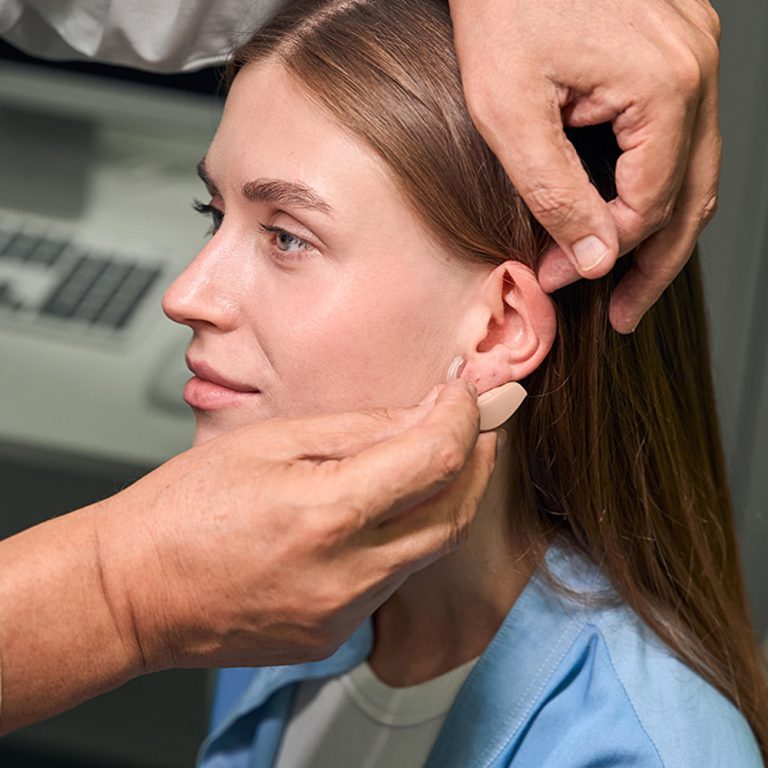 Nowoczesne techniki korekcji uszu – przegląd otoplastyki i innowacyjnych metod leczenia poprawiających estetykę. Chirurgia plastyczna Wrocław.