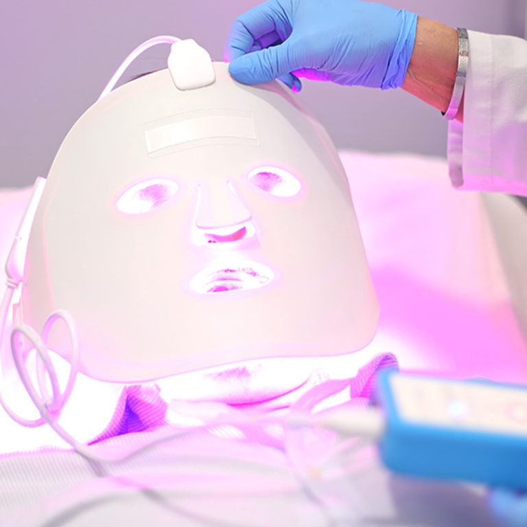 Zdjęcie przedstawia zabieg terapii światłem LED, który wykorzystuje różne długości fal świetlnych w celu poprawy kondycji skóry, redukcji zmarszczek i stanu zapalnego.