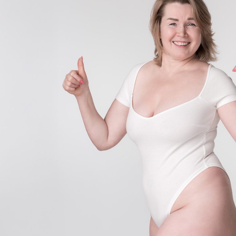 Zdjęcie przedstawia zabiegi modelowania ciała po utracie wagi, które pomagają w redukcji nadmiaru skóry i poprawie konturów ciała, przywracając sylwetce proporcjonalny i młodszy wygląd.