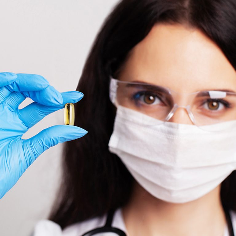 Zdjęcie przedstawia zastosowanie nanotechnologii w medycynie estetycznej, które umożliwia precyzyjne dostarczanie aktywnych składników do skóry, poprawiając jej kondycję i wygląd.