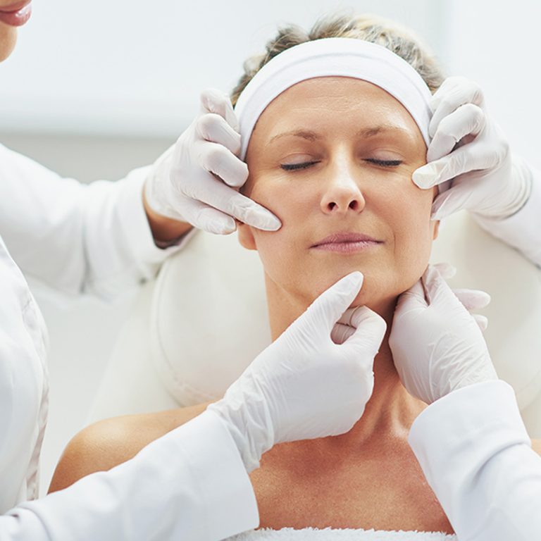 Zdjęcie przedstawia nowoczesne technologie w chirurgii plastycznej, które umożliwiają uzyskanie naturalnych i trwałych efektów przy minimalnym ryzyku i krótkim czasie rekonwalescencji.