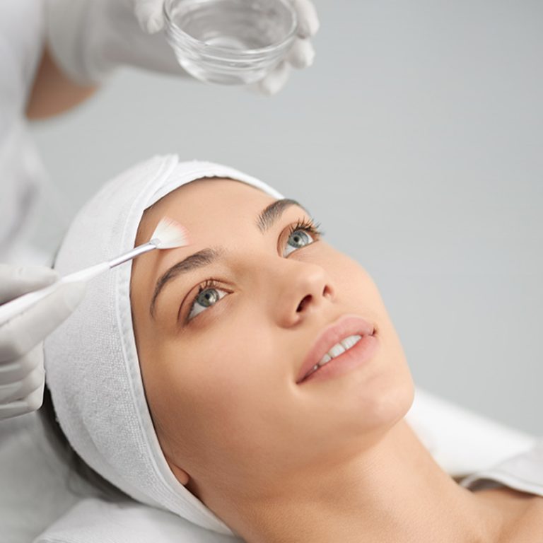 Zdjęcie przedstawia zabieg peelingu chemicznego, który poprawia kondycję skóry, usuwając martwy naskórek i stymulując regenerację, aby uzyskać gładką i promienną skórę.