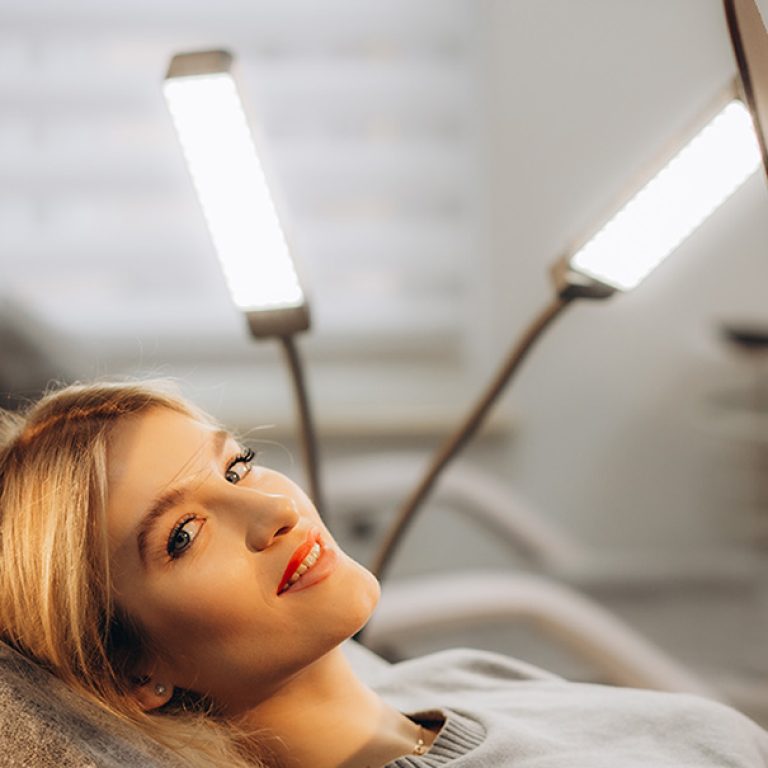 Zdjęcie przedstawia wykorzystanie sztucznej inteligencji w medycynie estetycznej, która umożliwia bardziej spersonalizowane zabiegi, poprawiając efektywność leczenia i wyniki terapeutyczne.