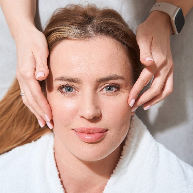 Częstotliwość i rodzaje powikłań po liftingu twarzy – analiza badań i najczęstszych problemów. Chirurgia plastyczna Wrocław.